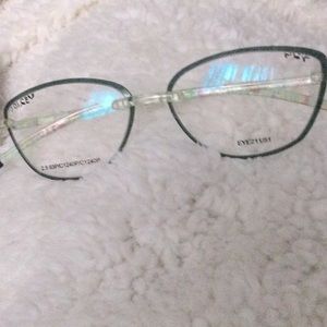 Beautiful eye glasses, flexible.